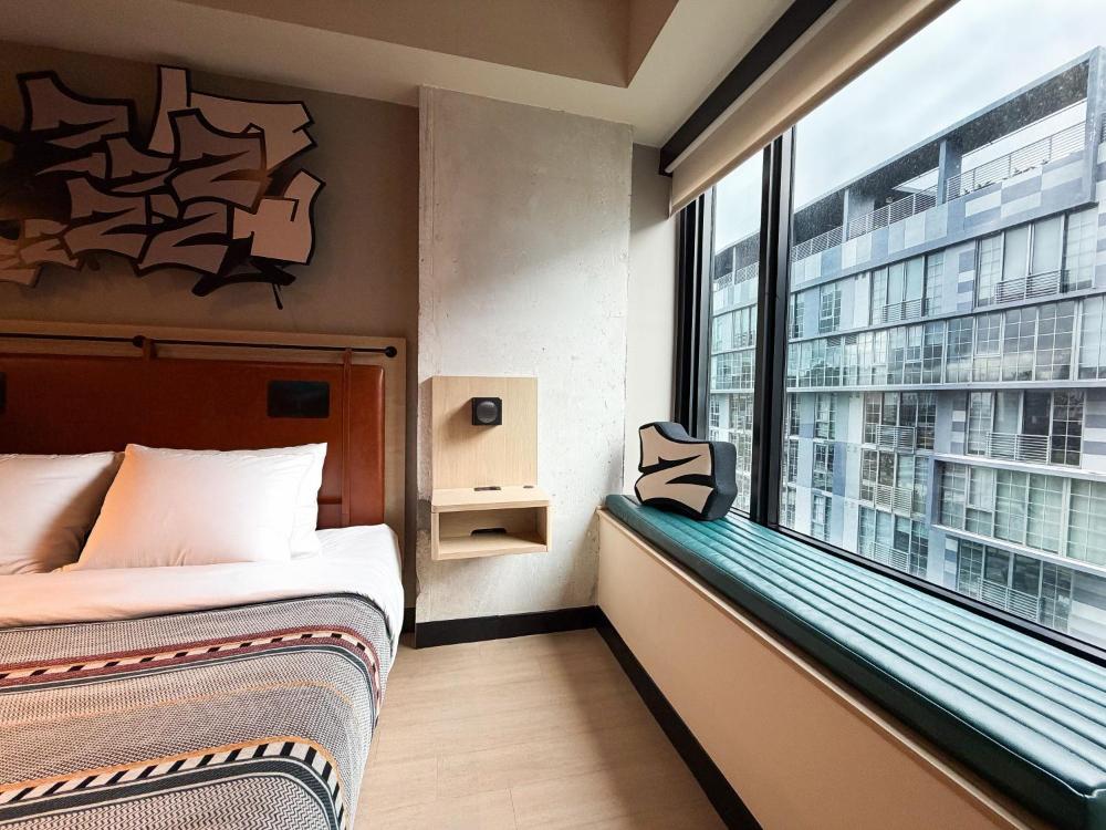 Graffiti Groove (City View) interior